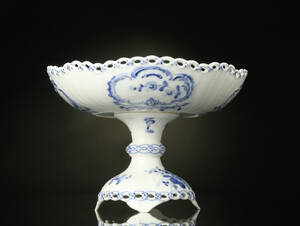 Royal Copenhagen. Blå Blomst svejfet gennembrudt opsats