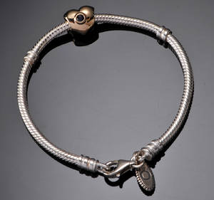 Pandora armbånd med guldcharm 2