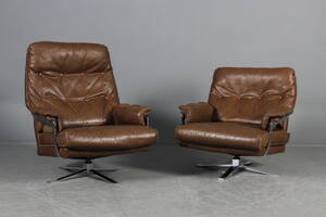 Dansk møbelproducent. To lænestole, læder, stel i forkromet stål.