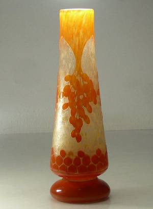 Kameenvase mit Traubendekor