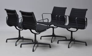 Charles Eames. Sæt på fire kontorstole EA-108 med sort hopsak 4