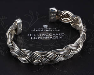 Ole Lynggaard. Armring af flettet sterlingsølv.