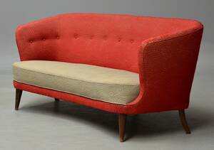 Dansk møbelproducent. Fritstående tre-pers. sofa