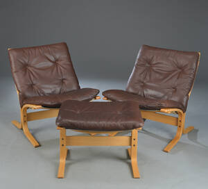  Ingmar Relling. Model Siesta. Et par lænestole samt skammel, 25 års jubilæums model udført 1990. 3 