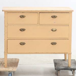 BYRÅ. Tre lådor, bemålad.