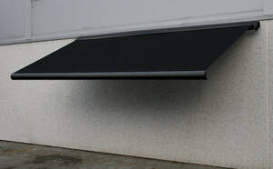 Sort markise 6 meter, hellukket aluminiumskasse, motor samt fjernbetjening. Galvaniserede beslag samt rustfri bolte