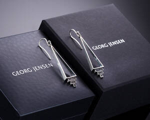 Regitze Overgaard for Georg Jensen. Par Nocturne øreringe af sterlingsølv med sorte diamanter