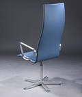 Arne Jacobsen. Oxford armstol med høj ryg, betrukket med dueblåt læder.
