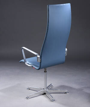 Arne Jacobsen. Oxford armstol med høj ryg, betrukket med dueblåt læder.