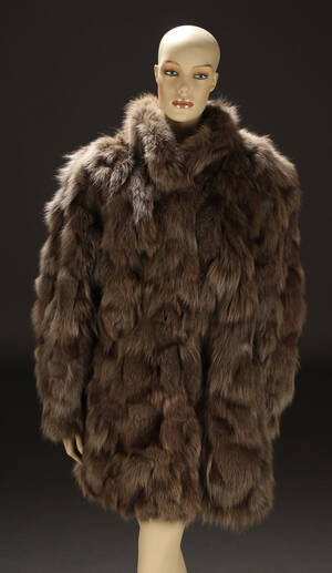 Pels, mørkræv, ca.  str. 44