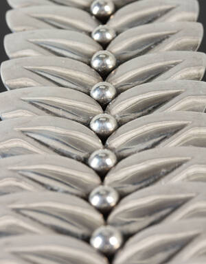 Sølvarmbånd og en broches af 830 sølv.