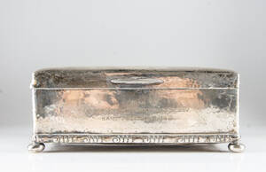 C.G. Hallberg, skrin med lock i silver 1919.