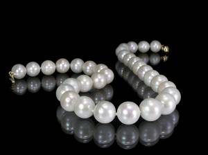 Südsee-Perlenkette mit goldener Kugelschließe, Report beiliegend