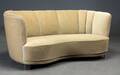 Bananformet, overpolstret sofa  Denne vare er sat til omsalg under nyt varenummer 4873051