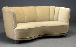 Bananformet, overpolstret sofa  Denne vare er sat til omsalg under nyt varenummer 4873051