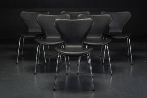 Arne Jacobsen. Sæt på seks stole, sort læder, model 3107 6 