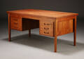 Dansk møbelproducent.  Fritstående skrivebord, teaktræ