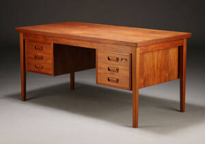 Dansk møbelproducent.  Fritstående skrivebord, teaktræ