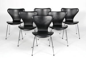 Arne Jacobsen. Seks syverstole model 3107, sort læder 6 