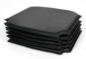 Carl Hansen. Hyndesæt til Hans J. Wegners Y- stol. Sæt på fem hynder, betrukket med sort læder.