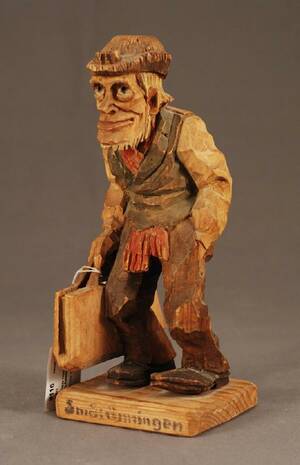 SKUREN TRÄFIGUR SMÅLÄNNINGEN SIGN TORSTEN 1934, HÖJD 26 CM