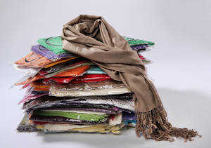 En samling på 49 tørklæder i diverse farver. 49