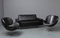 Sofa med 2 lænestole i sort læder.