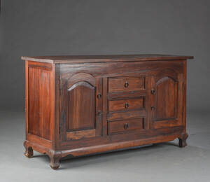 Skænk af bejdset træ