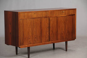 Dansk møbelproducent. Lav skænk af palisander. Denne vare er sat til omsalg under nyt varenummer 5088899