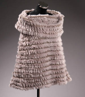 Fur Living. Poncho af strikket kanin, gråbrun. Str. one size