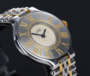 Cartier `Must de Cartier 21´. Dameur i 18 kt. guld og stål prydet med safir, 1990erne