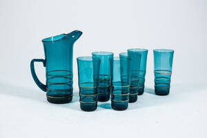 Saftservis i blått glas med gulddekor, sju delar 7