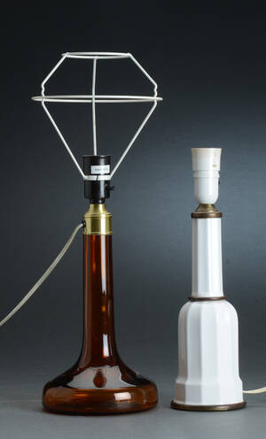 To bordlamper af glas og porcelæn, den ene model Heiberg. 2.