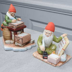 FIGURINER, 2 st, efter Jenny Nyström, biskviporslin, Kalmar Läns Museum