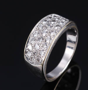 Brillantring af 14 kt.delvis urhodineret hvidguld, i alt ca.1.00 ct. HVS
