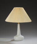 Holmegaard glasværk. Bordlampe af hvidt glas med le Klint skærm