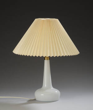 Holmegaard glasværk. Bordlampe af hvidt glas med le Klint skærm