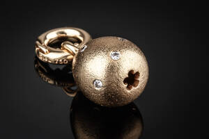 Ole Lynggaard. Sweet Drop charm af guld 18 kt. med brillanter.