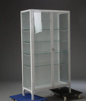 Tandlægeskab af hvidlakeret metal og glas