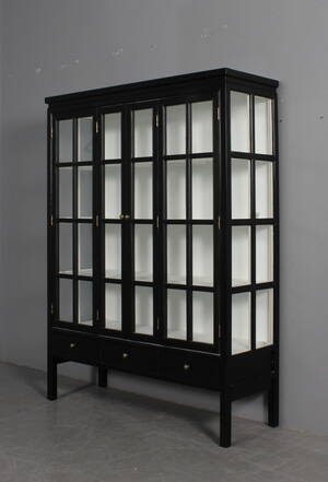 Vitrineskab. Sortbemalet.