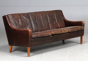 Dansk møbelproducent. Tre-pers. sofa, brunt skind