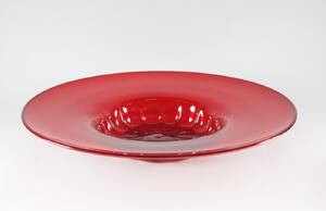 Rött skålfat i glas, troligen Reijmyre. Denna vara har satts till omförsäljning under nytt varunummer4261126