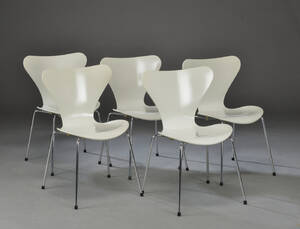 Arne Jacobsen. Sæt på fem hvide syver stole model 3107. 5  Denne vare er sat til omsalg under nyt varenummer 4880639