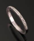 Alliancering af 18 kt. hvidguld prydet med brillanter i alt ca. 0.06 ct.