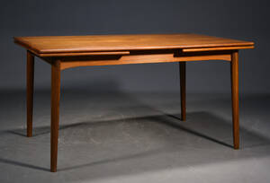 Dansk møbelproducent. Spisebord af teak, hollandsk udtræk