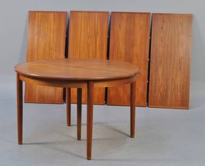 Dansk møbelproducent. Rundt spisebord med 4 tillægsplader