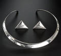 Schmuckset aus Halsreif und Ohrringen in Silber