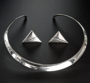 Schmuckset aus Halsreif und Ohrringen in Silber