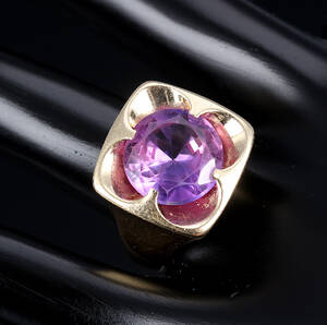 Herman Siersbøl. Ring i 14 kt. guld med syntetisk safir