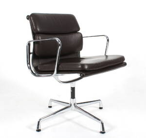 Charles Eames. Soft Pad armstol, Model EA-208 Denne vare er sat til omsalg under nyt varenummer 4468698